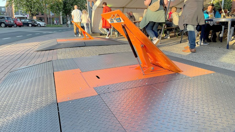 Ein Road Blocker wurde in der Stadt Leer beim Maibaum der Feuerwehr getestet. Foto: Oliver Bär