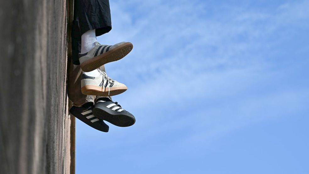 Ein Ende beim Sneaker-Trend ist aus Expertensicht nicht zu erwarten. (Symbolbild) Foto: Arne Dedert/dpa