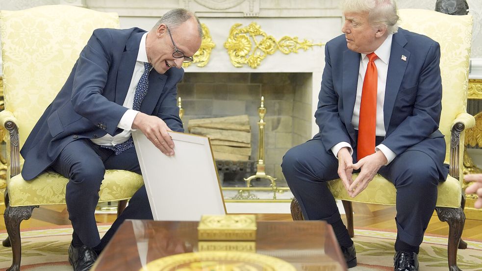 Ein historisches Dokument, das validiert, dass Merz und Trump eine Namensverbindung haben: Es handelt sich um die Geburtsurkunde von Friedrich Trump, dem Großvater von Donald Trump. Foto: dpa/AP/Evan Vucci