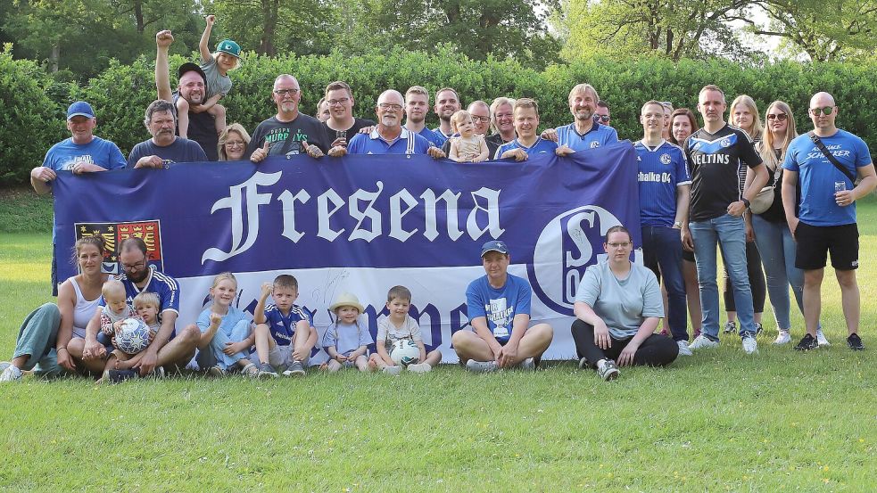 Die Knappen-Fans feierten in Westersander das 20-jährige Bestehen des Fanclubs.Fotos: Wilfried Gronewold