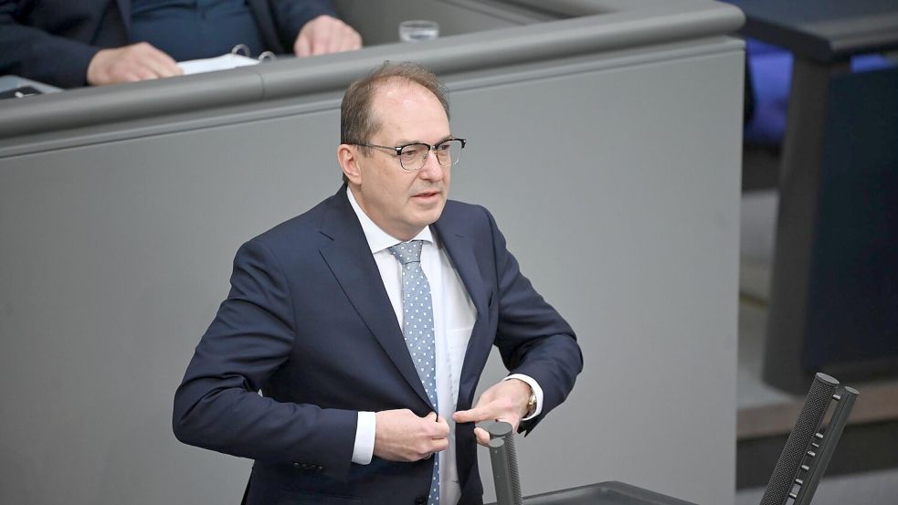 Die Grünen warfen Bundesinnenminister Alexander Dobrindt (CSU) in der Debatte vor, er imitiere mit seiner Betonung der Probleme der „illegalen Migration“ die AfD. Foto: Katharina Kausche/dpa