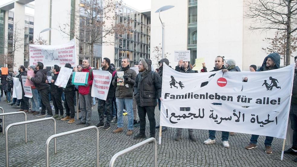 Die Frage, ob und in welchem Umfang auch Menschen mit subsidiärem Schutz ihre Angehörigen zu sich nach Deutschland holen dürfen, beschäftigt die Politik seit Jahren. (Archivbild) Foto: Bernd von Jutrczenka/dpa