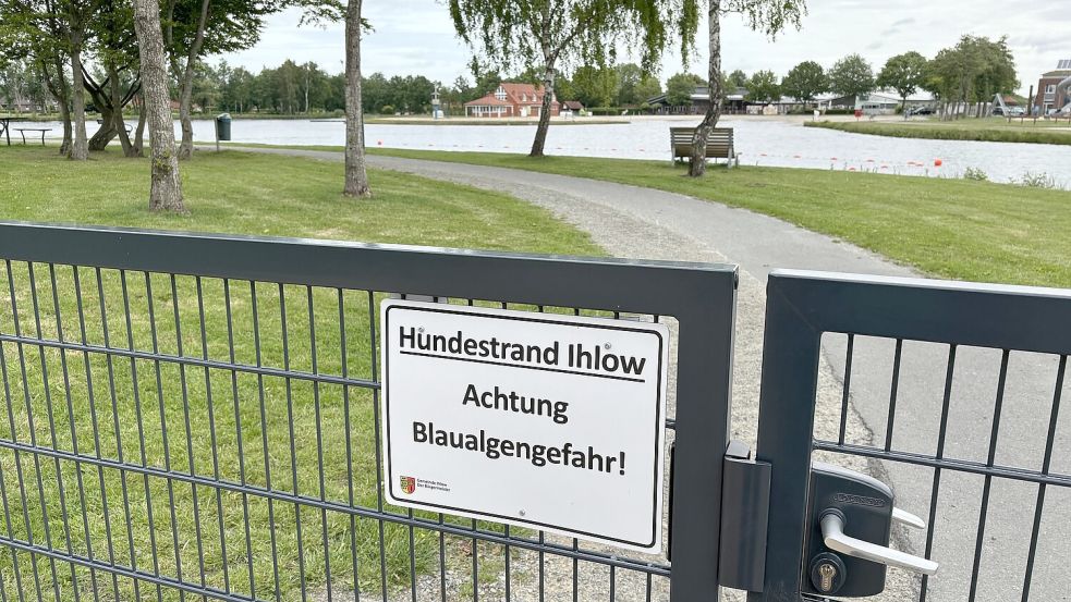 An den Eingängen zum Hundestrand am Ihler Meer wird weiterhin vor Blaualgen gewarnt. Foto: Imke Cirksena