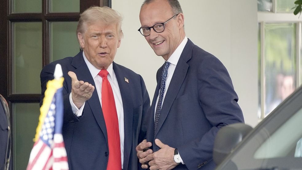 „Da hat sich einer Gedanken gemacht“: Kanzler Merz bei der Begrüßung durch Donald Trump im Weißen Haus. Foto: AP/Alex Brandon