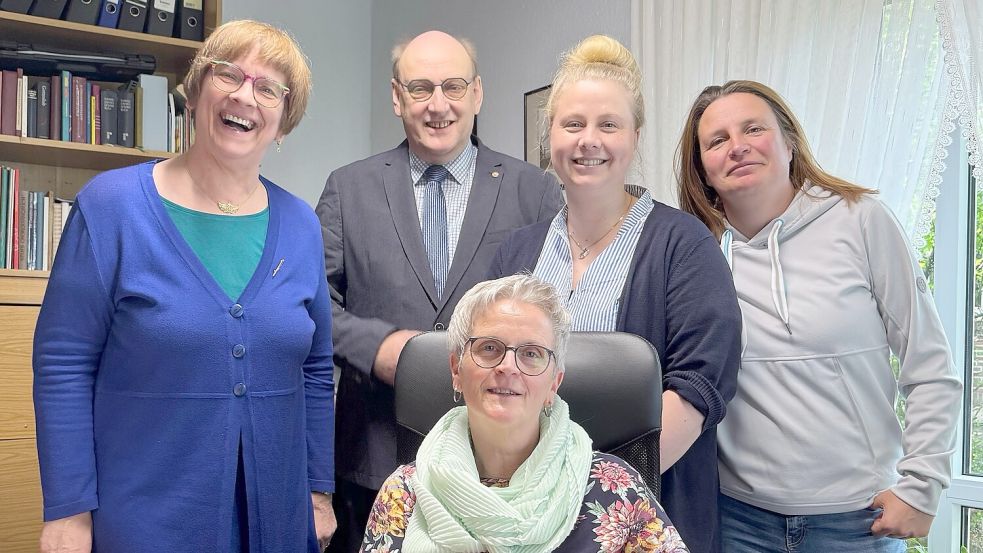 Almuth Janssen (vorne) mit den Pastoren Andrea Düring-Hoogstraat (von links) und Jürgen Hoogstraat, Nachfolgerin Hauke Dirks und der langjährigen Kollegin Karin Lübben. Foto: Holger Janssen