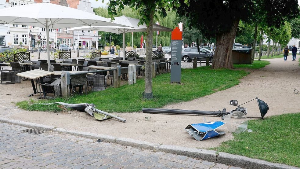Ein Autofahrer hat in Nordfriesland auf einem Marktplatz die Kontrolle über seinen Wagen verloren. Foto: Georg Wendt/dpa