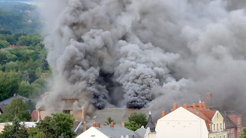 Dichte Rauchwolken waren weithin sichtbar, die Bevölkerung wurde gewarnt. Foto: Christian Essler/Xcitepress/dpa