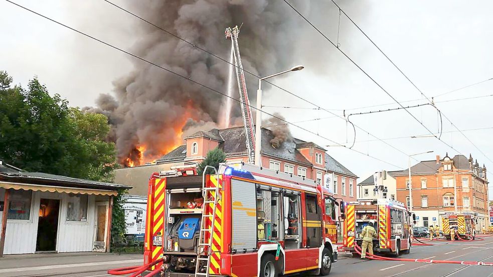 Der Brand brach im Dachgeschoss aus. Foto: Christian Essler/Xcitepress/dpa