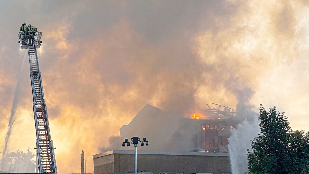 Die Flammen konnten über Stunden nur von außen bekämpft werden. Foto: Christoph Petersen/dpa