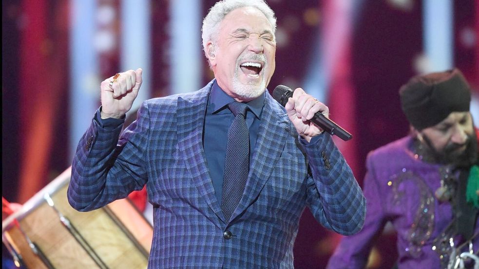 Tom Jones bei einem Auftritt in der Londoner Royal Albert Hall. Foto: Andrew Parsons/Sunday Times/PA Wire/dpa