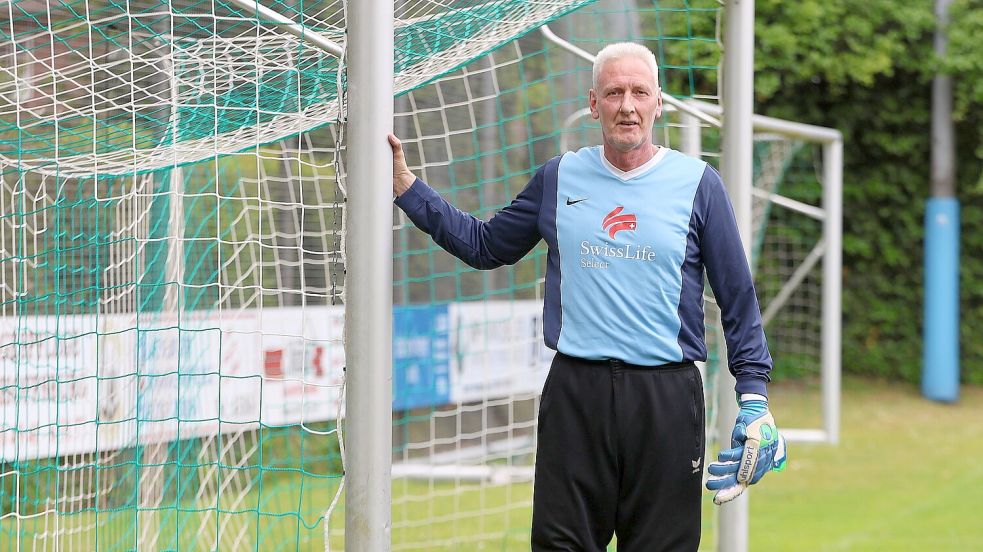 Nach 55 Jahren auf den hiesigen Fußballplätzen legt der Wallinghausener Jens Rocker seine Torwartausrüstung zur Seite. Foto: Wilfried Gronewold