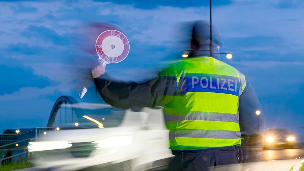 Die Bundesregierung hält an Zurückweisungen von Asylsuchenden an Grenzen fest. Doch zwischen den Koalitionspartnern Union und SPD droht bei dem Thema ein Streit. (Archivbild) Foto: Patrick Pleul/dpa