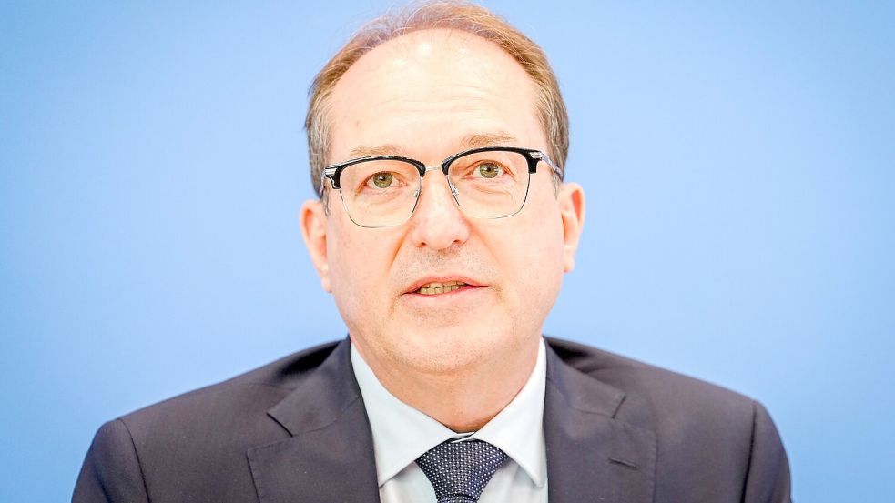 Innenminister Alexander Dobrindt setzt auf eine höchstrichterliche Klärung vor dem EuGH. (Archivbild) Foto: Kay Nietfeld/dpa