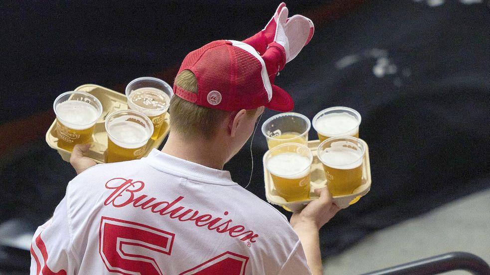 Wer kennt es nicht, das wohlige Gefühl, nach dem Sport ein schönes kaltes Bier zu trinken. Ohne schlechtes Gewissen. Man hat ja schließlich vorher was getan. Foto: Imago