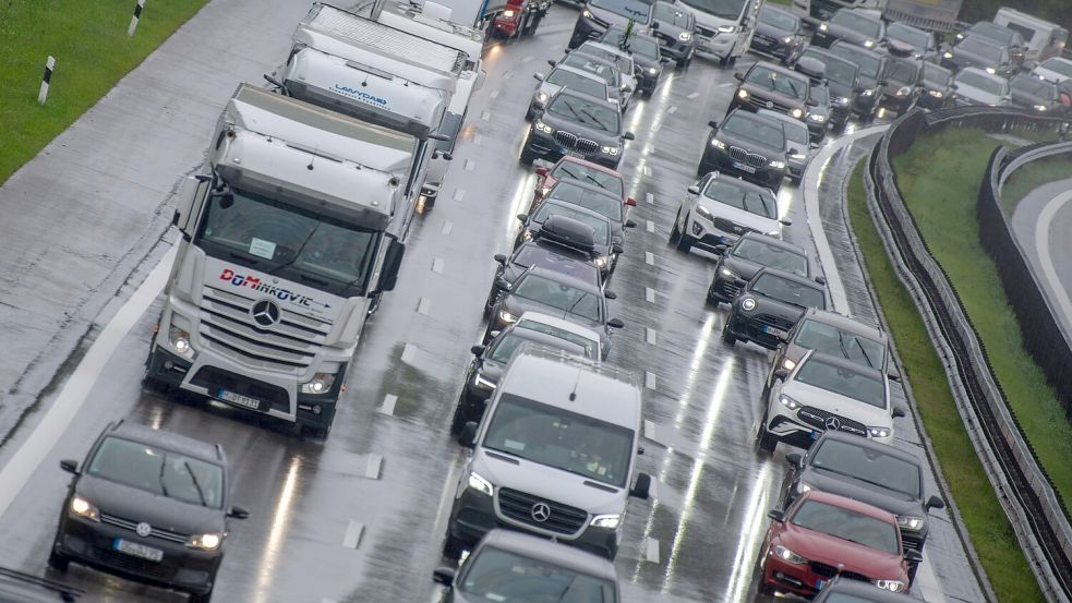 Volle Fahrbahnen auf der A8 in Richtung Süden. Foto: Stefan Puchner/dpa