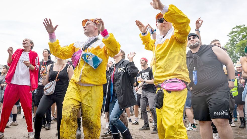 Nach dem vielen Regen tanzten viele Fans im Matsch. Foto: Daniel Karmann/dpa