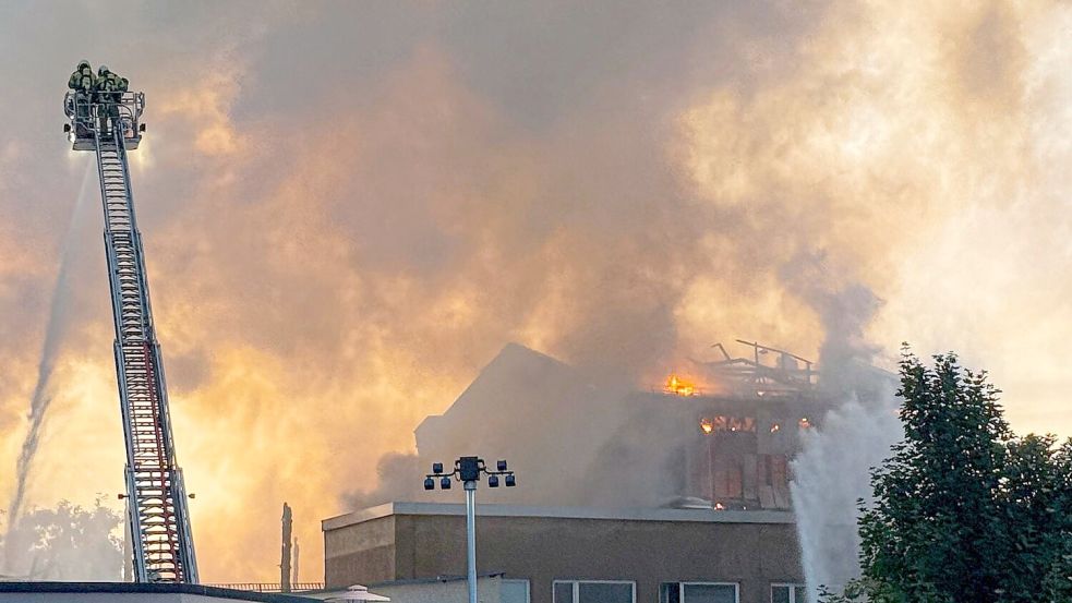 Die Flammen konnten über Stunden nur von außen bekämpft werden. Foto: Christoph Petersen/dpa