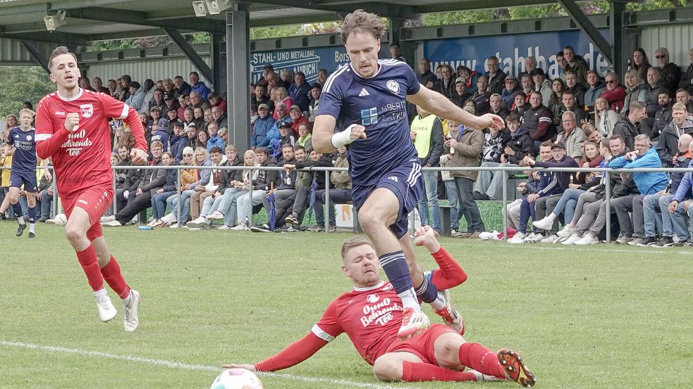 TSV-Spieler Mirco Taubert in Richtung FC-Strafraum. Marek Janssen foulte Riepes Angreifer. Danach ertönte der Elfermeterpfiff.