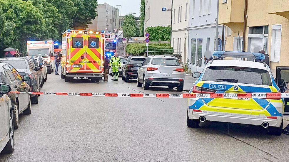 Ein Auto ist in Passau in eine Menschengruppe gefahren. Foto: Markus Zechbauer/Zema Medien/dpa