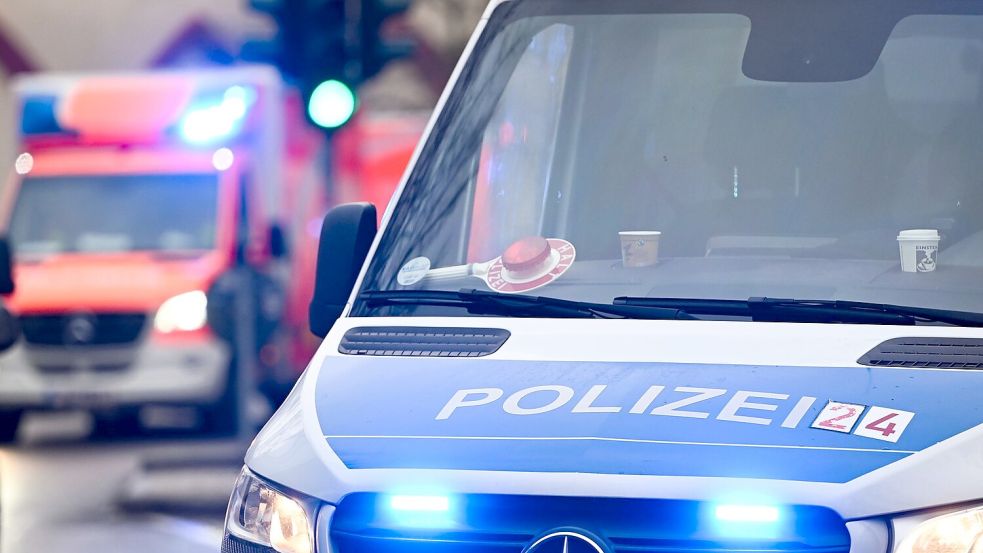 Ein Mann hat vor einem Supermarkt zwei Männer angegriffen, einer wurde schwer verletzt. (Symbolbild) Foto: Jens Kalaene/dpa