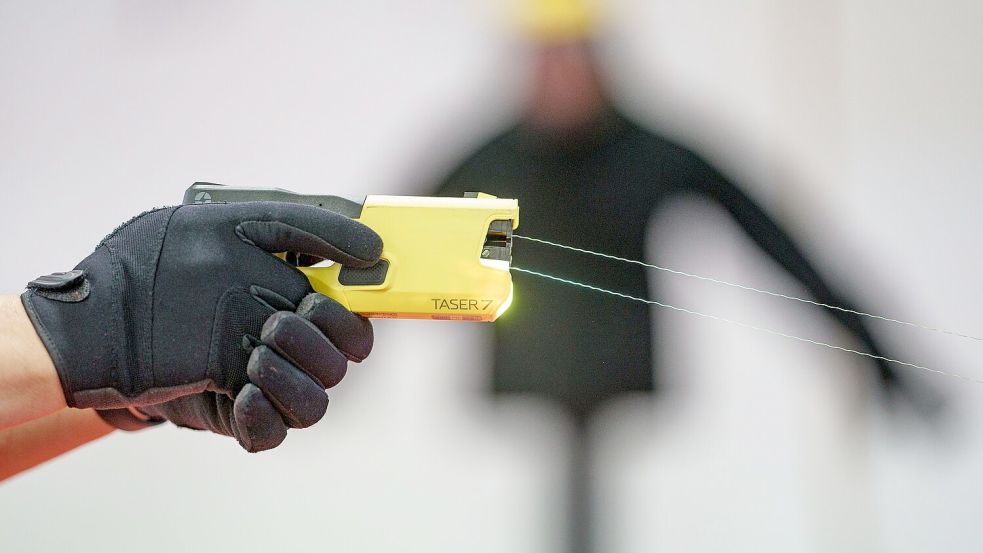 Bundesinnenminister Alexander Dobrindt (CSU) will die Bundespolizei mit Tasern ausrüsten. (Symbolbild) Foto: Axel Heimken/dpa