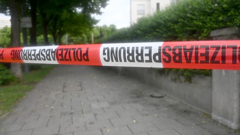 Mit Absperrband war ein Weg abgeriegelt worden. Foto: Felix Hörhager/dpa
