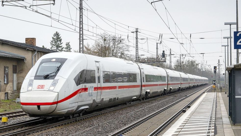 Sämtliche 137 Züge des ICE 4 sind inzwischen ausgeliefert. Der Zug bildet das Rückgrat der Fernverkehrsflotte der Bahn. (Archivbild) Foto: Soeren Stache/dpa