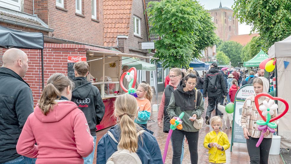 Trotz des durchwachsenen Wetters zogen zahlreiche Besucher durch die Rosenstraße. Foto: Folkert Bents