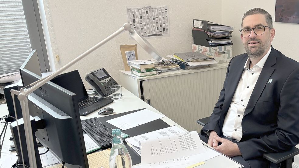 Viel Arbeit liegt bei Stadtbaurat Christian Pohl nicht nur auf dem Schreibtisch. Seit er nach Norden kam, muss er viele Projekte gleichzeitig managen. Foto: Rebecca Kresse