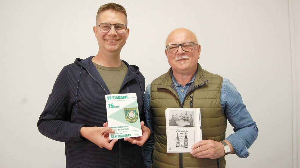Der erste Vorsitzende Markus Janssen sowie der Ehrenvorsitzende Karlheinz Klapper blicken im Gespräch mit der Redaktion auf die 75-jährige Geschichte des Schützenvereins Pfalzdorf zurück. Foto: Imke Cirksena