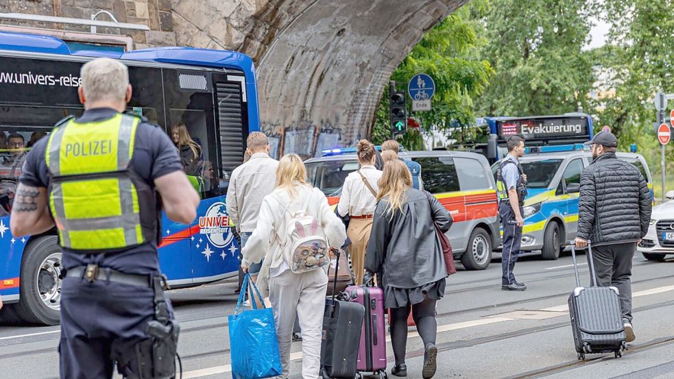 Erst nach vielen Stunden konnten Fahrgäste eines liegengebliebenen ICEs in Köln den Zug verlassen. Foto: Daniel Evers/dpa