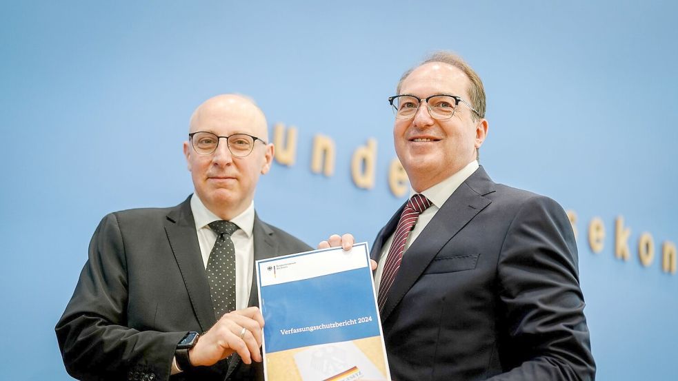 Bundesinnenminister Alexander Dobrindt (CSU) stellt den Jahresbericht zusammen mit BfV-Vizepräsident Sinan Selen vor. Foto: Kay Nietfeld/dpa