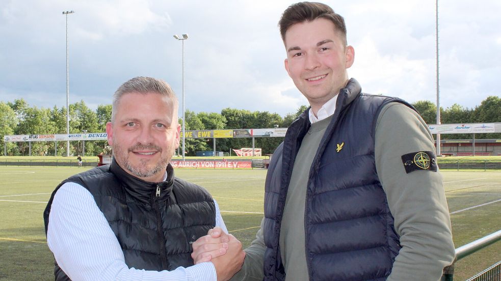Mit Erfahrung und neuen Ideen wollen Steffen Reifschneider (links) und Joon Saadhoff wieder mehr Ruhe und Stabilität in den Fußballbereich der Herren bei der SpVg Aurich bringen. Zusammen mit Trainer Daniel Franziskus müssen sie nach den Kapriolen in der Schlussphase der alten Saison eine neue Mannschaft formieren. Foto: Wolf-Rüdiger Saathoff