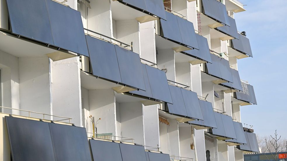 Balkonkraftwerke boomen - inzwischen gibt es eine Million der kleinen Solaranlagen. Foto: Martin Schutt/dpa