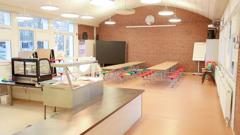Zum Ganztag gehört auch ein warmes Mittagessen für die Kinder dazu. Blick in die Mensa der Grundschule in Westerende-Kirchloog. Foto: Romuald Banik