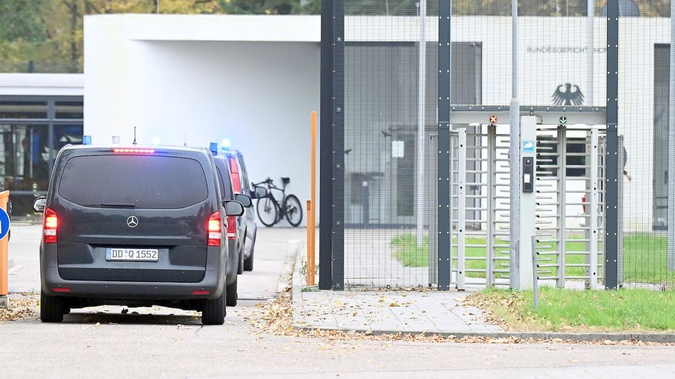 Mit eingeschaltetem Blaulicht fahren mehrere Wagen auf den Hof an der Außenstelle des Bundesgerichtshofs. (Archivbild) Foto: Uli Deck/dpa