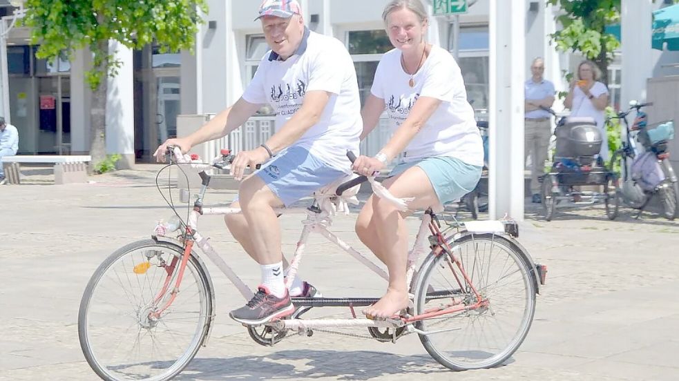 Bei der Premiere vor zwei Jahren fuhr der Fahrradbeauftragte der Stadt Aurich, Frank Patschke, zusammen mit Heidrun Weber auf einem Tandem über den Auricher Marktplatz. Foto: Neelke Harms