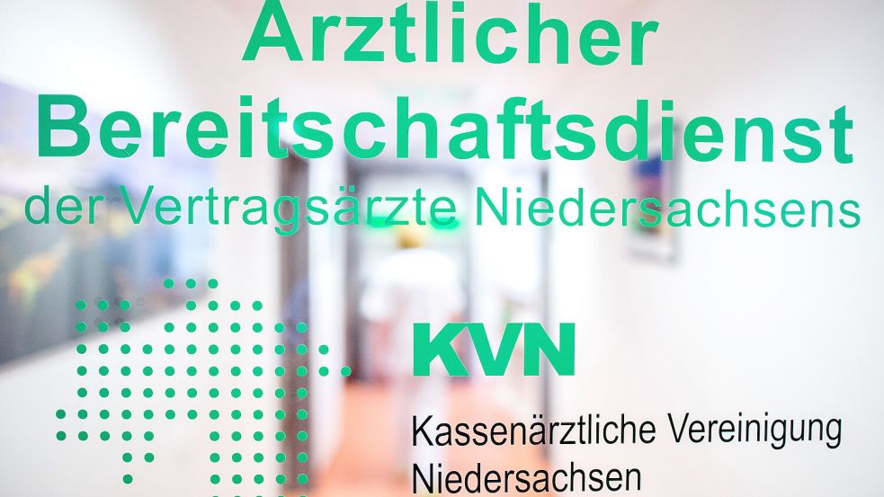 Die Aufschrift „Ärztlicher Bereitschaftsdienst“ steht auf einer Glastür. Foto: DPA