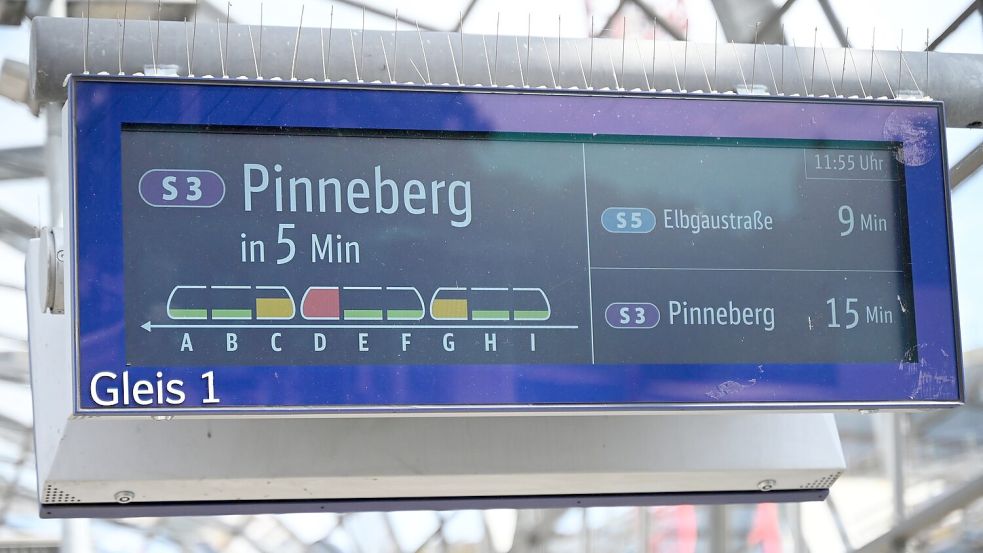 In Hamburg informiert eine Anzeige über die Auslastung einer S-Bahn. Foto: David Hammersen/dpa