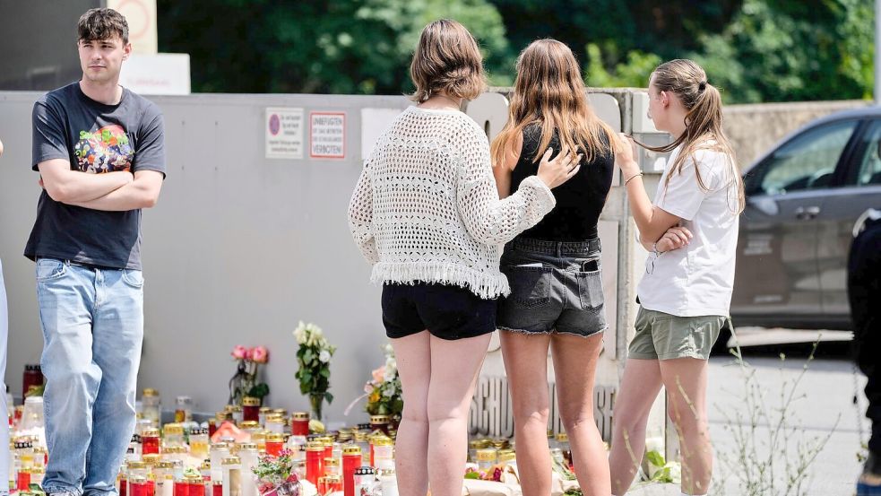 Neun Jugendliche und eine Lehrerin wurden erschossen. Der Täter beging Suizid. Foto: Darko Bandic/AP/dpa