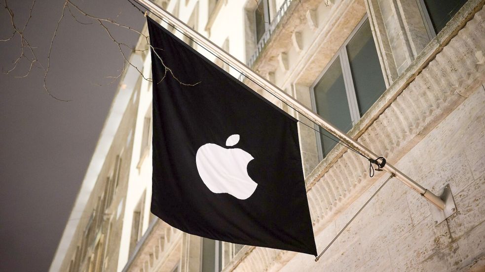 Apple kritisiert, man solle mit anderen Firmen bisher verschlüsselte Nutzerdaten teilen. (Archivbild) Foto: Julian Stratenschulte/dpa