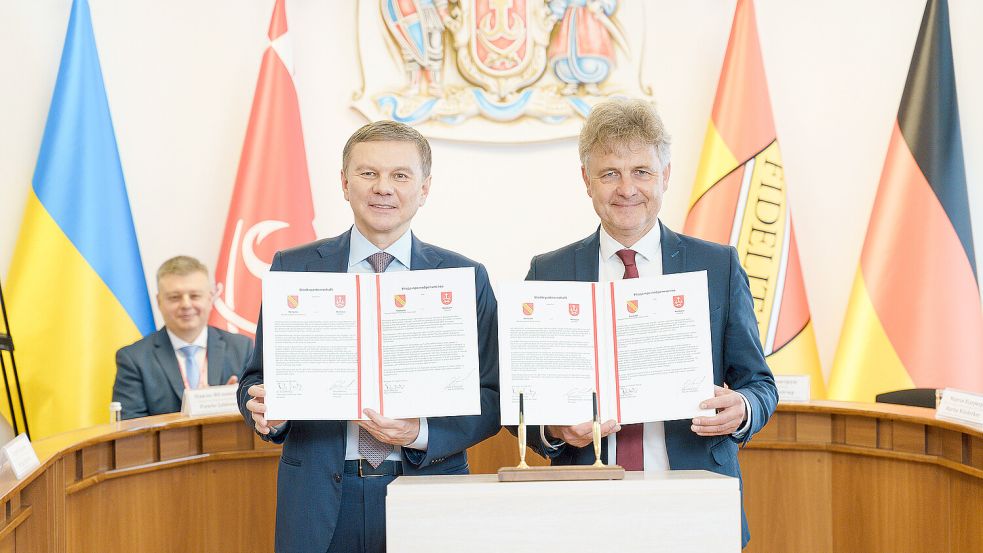 Ein Beispiel: Die Stadt Karlsruhe schloss eine Partnerschaft mit Winnyzja. Der Karlsruher Oberbürgermeister Frank Mentrup (rechts) und sein Amtskollege Serhij Morhunow hielten die unterzeichneten Urkunden hoch. Foto: DPA
