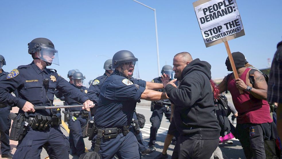 Die Lage in Los Angeles, einem Spielort der Club-WM, muss auch der FIFA Sorgen bereiten. Foto: Eric Thayer/AP/dpa
