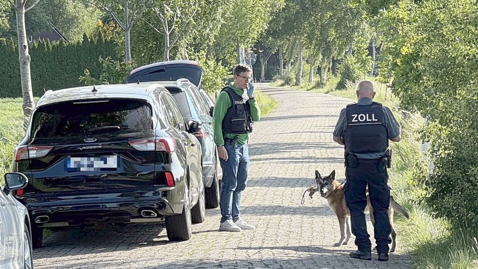 Unter anderem wurde mit Hilfe eines Spürhundes nach Drogen gesucht. Foto: Holger Janssen