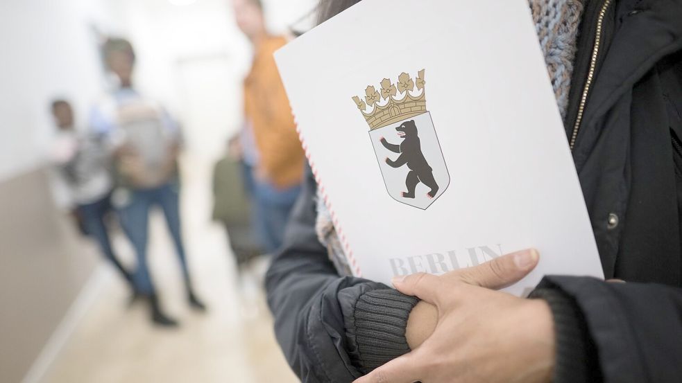 In Berlin gibt es seit Anfang 2024 eine zentrale Einbürgerungsstelle im Landesamt für Einwanderung. (Archivfoto) Foto: Sebastian Gollnow/dpa