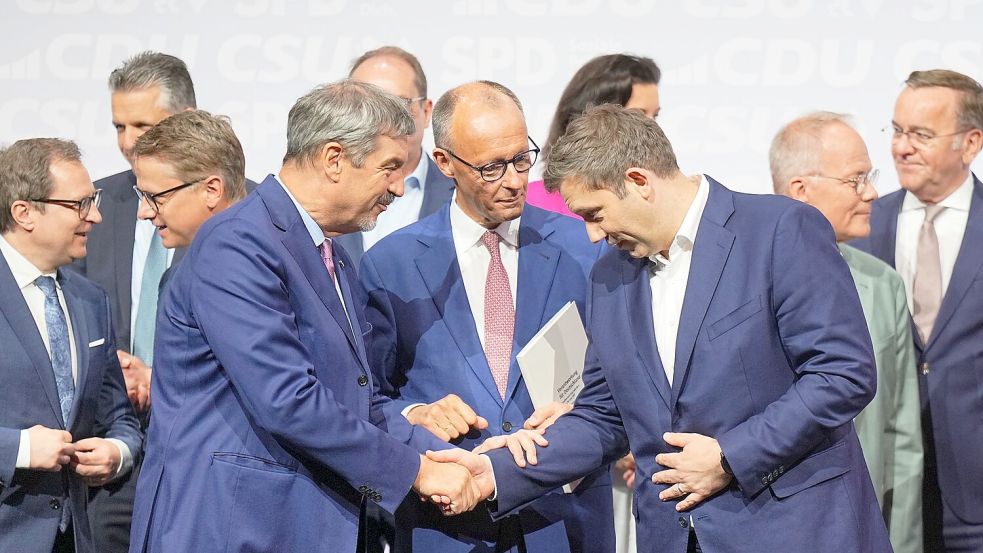 In ihrem Koalitionsvertrag haben sich CDU, CSU und SPD darauf geeinigt, die Einbürgerung für besonders gut integrierte Menschen nach drei Jahren wieder abzuschaffen. (Archivfoto) Foto: Michael Kappeler/dpa
