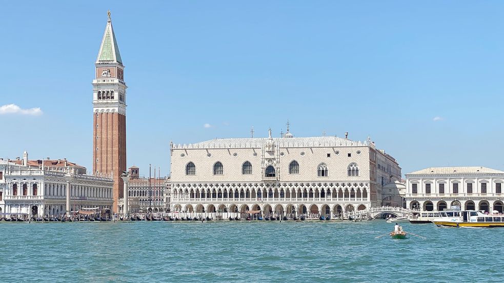 In rund sieben Stunden geht es mit der Bahn von München in die Lagunen-Stadt Venedig. (Archivbild) Foto: Stefan Weißenborn/dpa-tmn