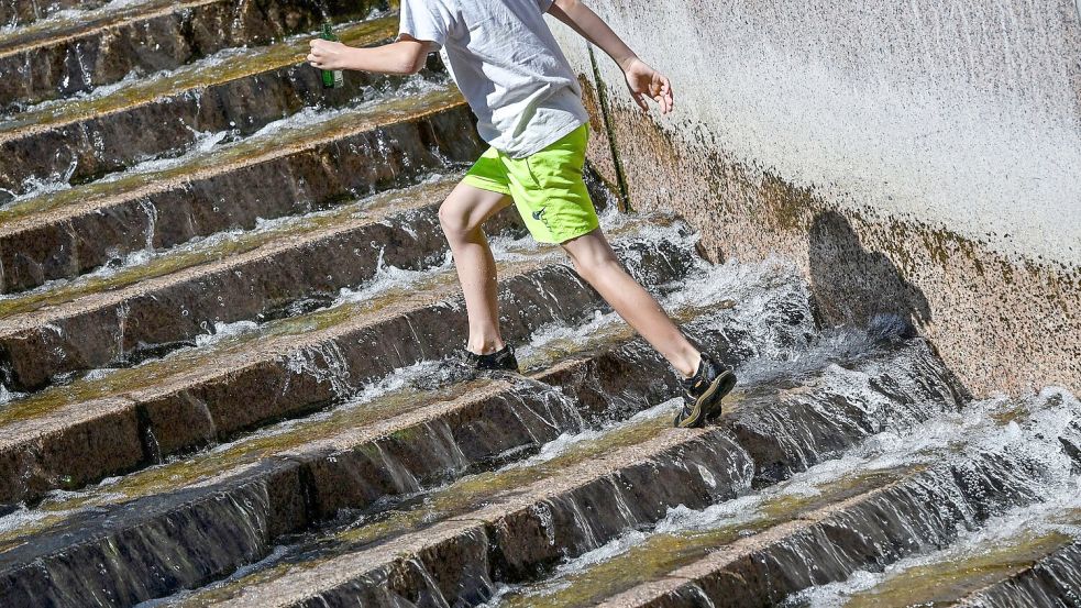 Bei Hitze ist auch einmal Abkühlung vonnöten. (Symbolbild) Foto: Jens Kalaene/dpa