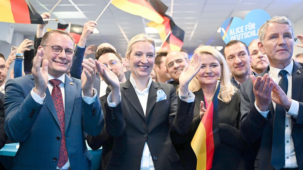 Wird die AfD verboten? Die Parteichefs Tino Chrupalla und Alice Weidel mit dem faschistischen Landeschef der AfD-Thüringen, Björn Höcke. Foto: dpa/Sören Stache