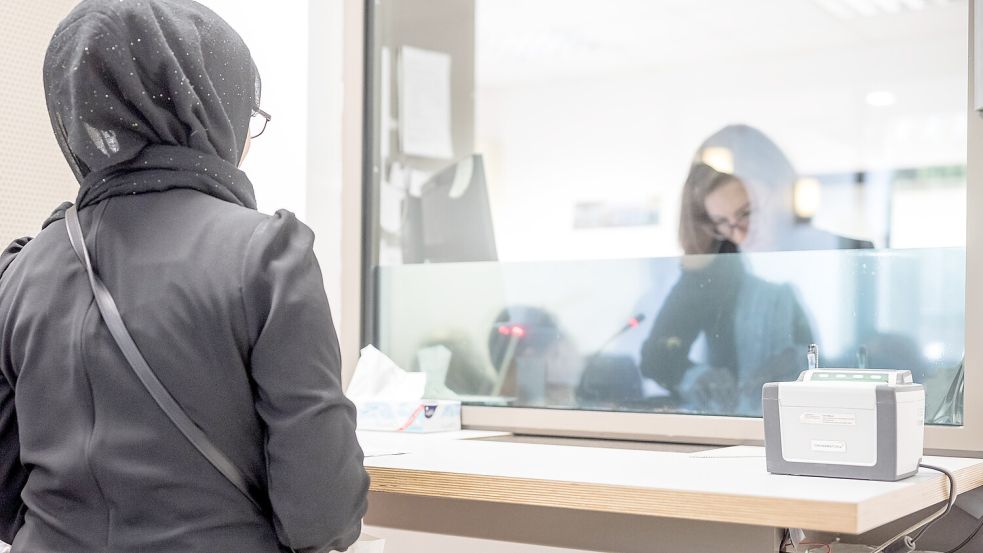 Antragstellerin in einer Visastelle einer Deutschen Botschaft. Foto: dpa/Michael Kappeler